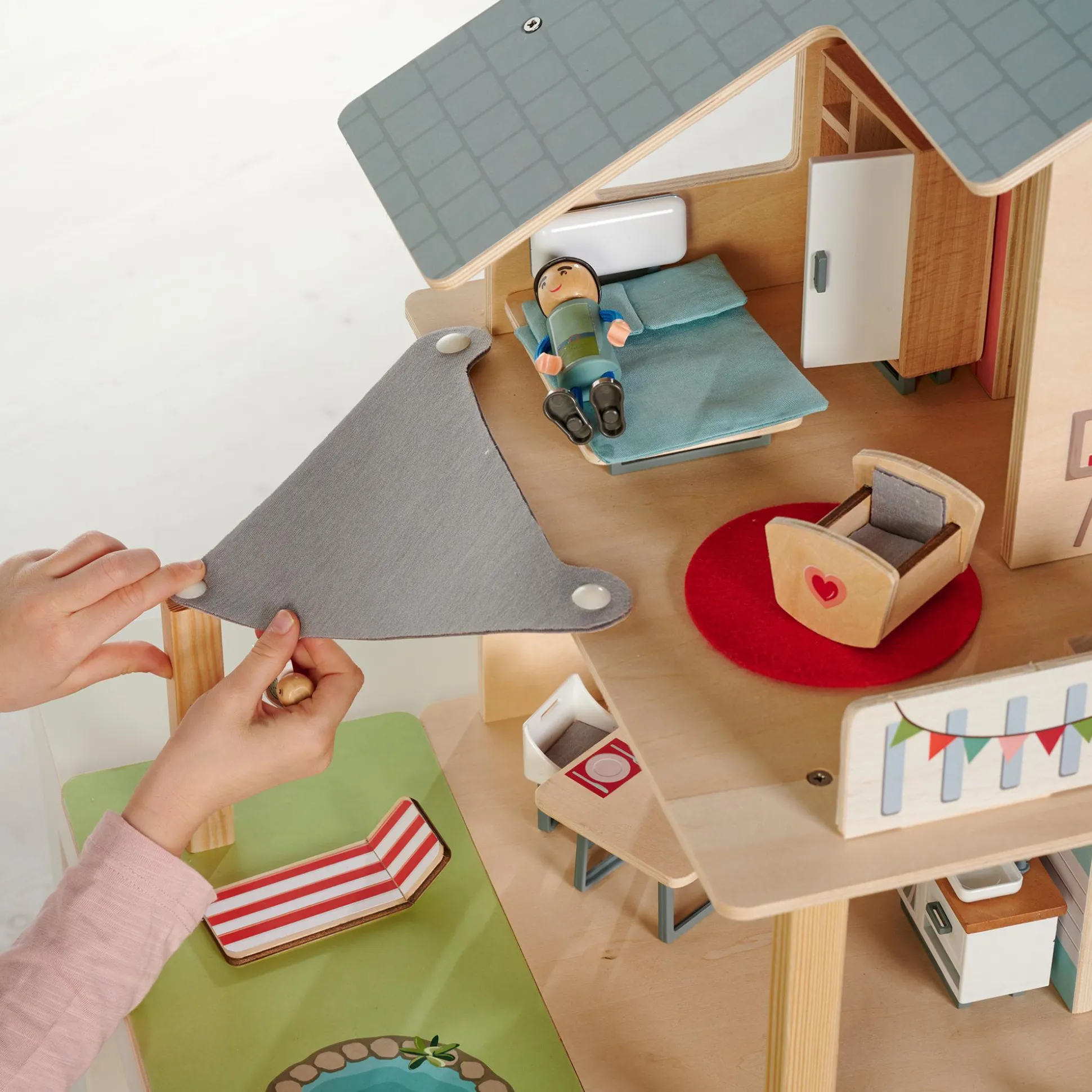 Puppenhaus mit Möbeln