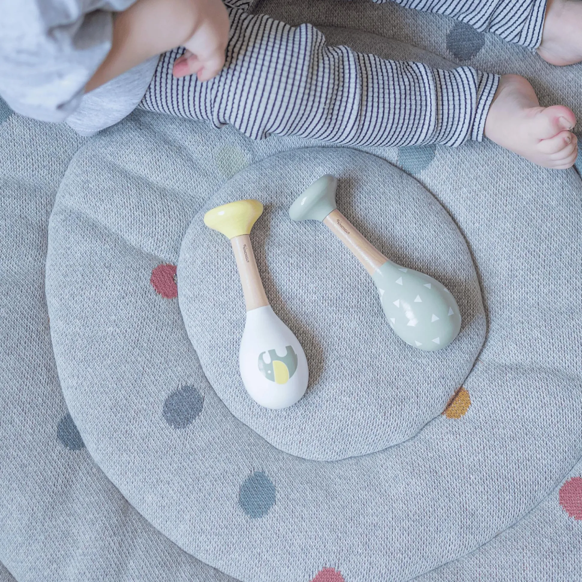 Rasseln Elefant und Dreiecke