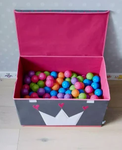 Spielzeugtruhe mit Krone