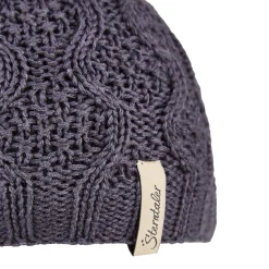 Strickmütze mit Bommel