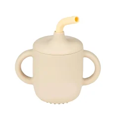 Trinkbecher mit Strohhalm