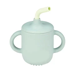 Trinkbecher mit Strohhalm