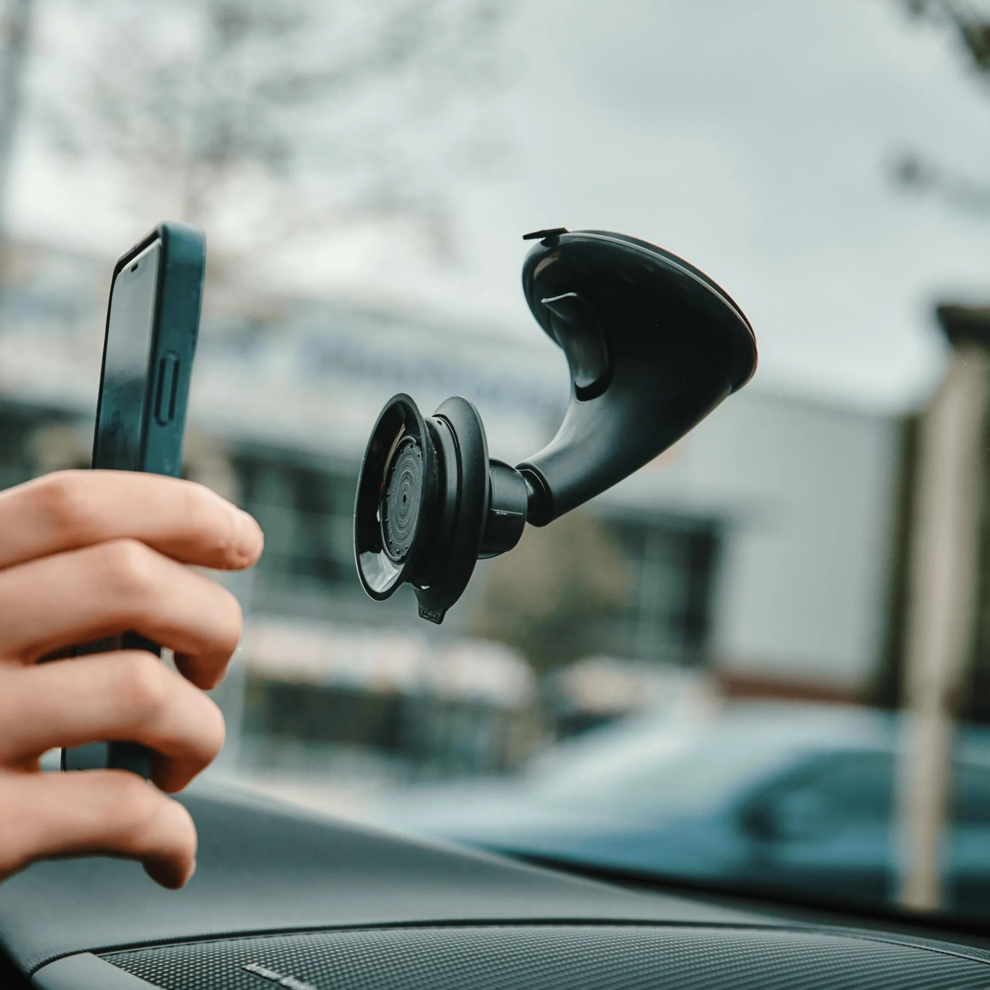 vakuum-magnetischer Smartphone-Halter für die Windschutzscheibe