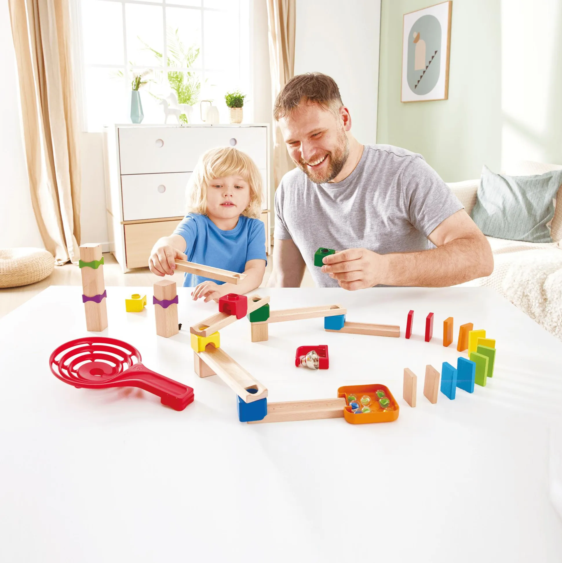 Zweispurige Murmelbahn mit Domino