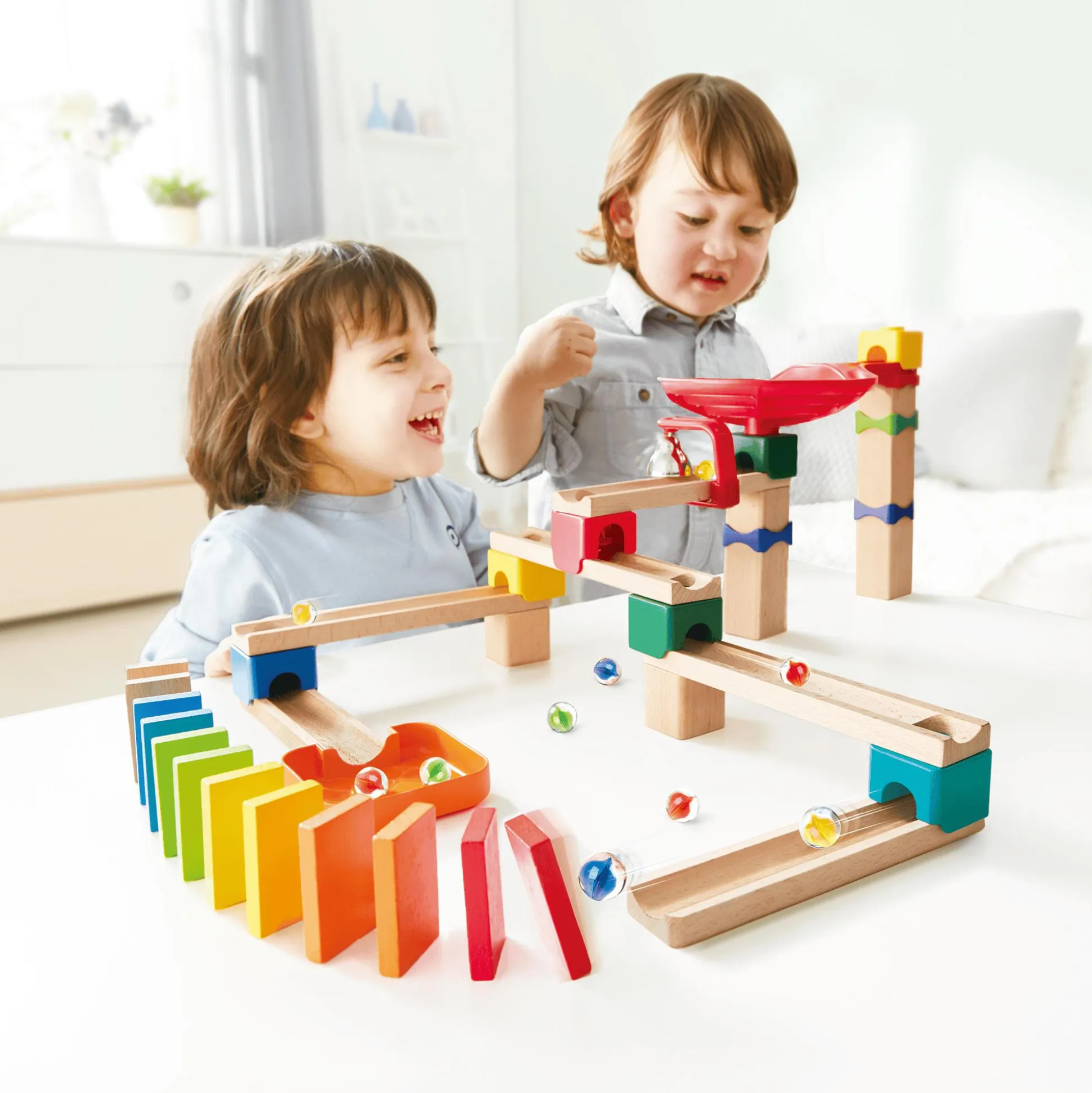 Zweispurige Murmelbahn mit Domino